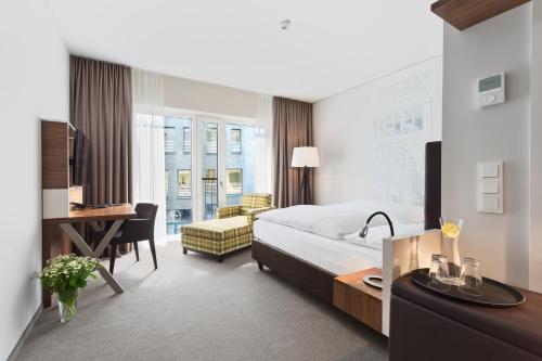 ein Hotelzimmer mit einem Bett, einem Schreibtisch und einem Schreibtisch in der Unterkunft Hotel 47° in Konstanz