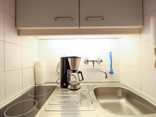 fregadero de cocina con cafetera en la encimera en Appartement Kaya, en Westerland