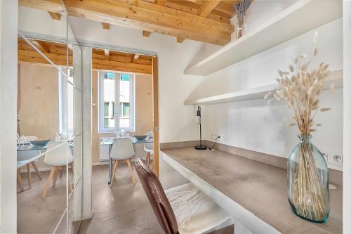 une salle à manger avec une table et un vase dans l'établissement LE CASTELET - Cosy duplex proche du centre-ville, à Toulouse