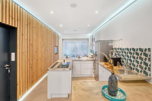 une cuisine avec un évier et un plan de travail dans l'établissement LE PHARE - au cœur du quartier des chalets, à Toulouse