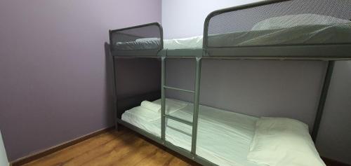 Pokój z 2 łóżkami piętrowymi z białą pościelą w obiekcie Lovely Vivacity Jazz Suite 2 Cozy Condo 2 Card LV6 w mieście Kuching