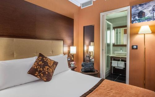 une chambre avec un lit et une salle de bain avec un lavabo dans l'établissement Hôtel 85 Saint Honore, à Paris