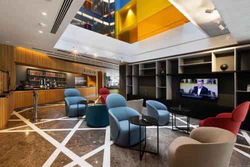 Una televisión o centro de entretenimiento en ibis Styles Istanbul Merter