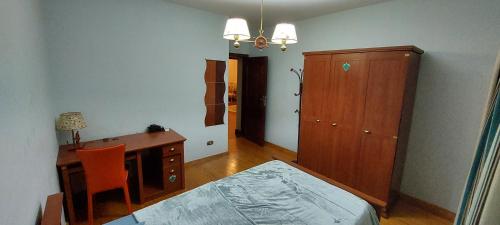 Katil atau katil-katil dalam bilik di Bright spacious apartment