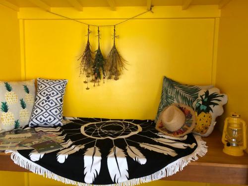 Pine Tree في كاماكورا: غرفة صفراء مع سرير مع مخدات
