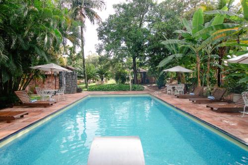 Der Swimmingpool an oder in der Nähe von Pouse no Jardim