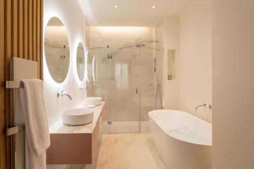 - une salle de bains blanche avec deux lavabos et une douche dans l'établissement Les Clés Secrètes, à Sète