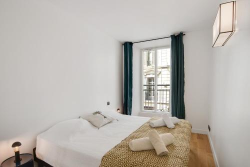 une chambre blanche avec un lit et une fenêtre dans l'établissement Gold Apartment, à Cannes