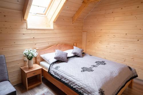 Кровать или кровати в номере Apartamenty przy Młynie