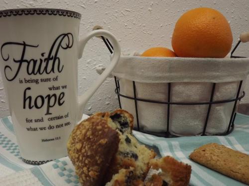 een kop koffie, een muffin en een bakje sinaasappels bij Crest Country Inn in Williamsburg