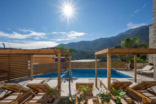 un patio avec une piscine et des chaises dans l'établissement Casa Belvedere Boutique Villa, à Kournás