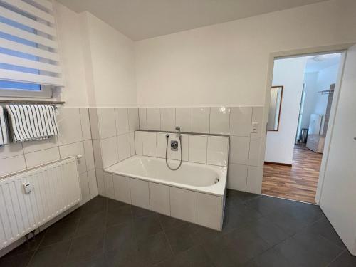 ein Bad mit einer Badewanne in einem Zimmer in der Unterkunft Ferienwohnung im Dettenbachtal in Waldkirch