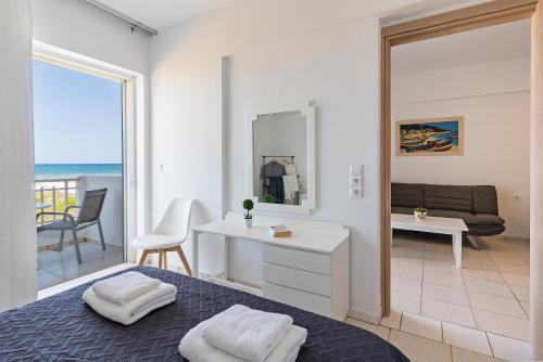 Postel nebo postele na pokoji v ubytování Azure Seaside Apts