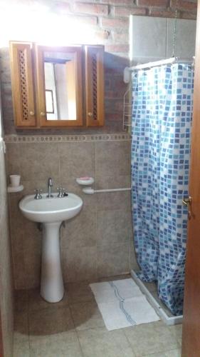 y baño con lavabo y ducha. en El Caserio Casas de Campo en Villa Cura Brochero