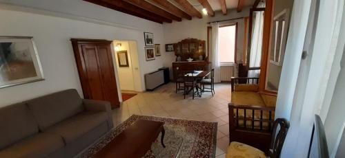 uma sala de estar com um sofá e uma mesa em Ca' del Forner em Veneza