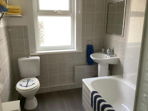 um banheiro com vaso sanitário e pia em Whitegate 1st floor Apartment em Llandudno