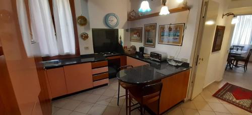 uma cozinha com um balcão e uma bancada em Ca' del Forner em Veneza