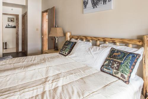 Una cama o camas en una habitación de Skycrest 1728