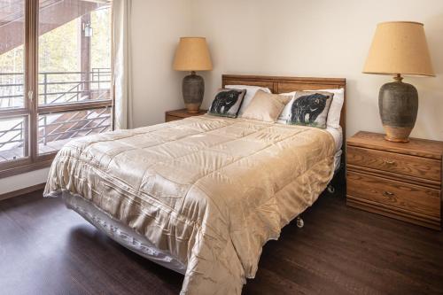 Una cama o camas en una habitación de Skycrest 1728