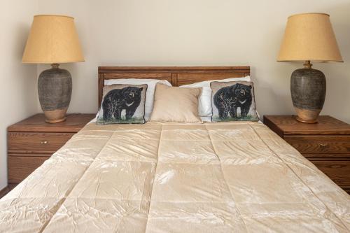 Una cama o camas en una habitación de Skycrest 1728