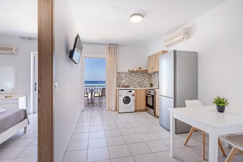 Kuchyň nebo kuchyňský kout v ubytování Azure Seaside Apts