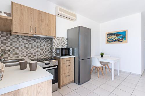 Kuchyň nebo kuchyňský kout v ubytování Azure Seaside Apts