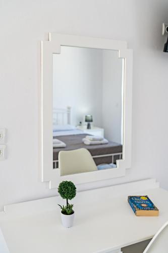 Postel nebo postele na pokoji v ubytování Azure Seaside Apts