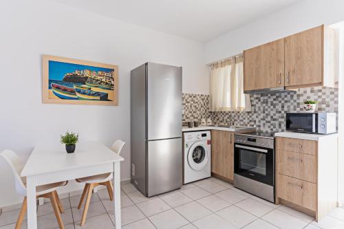 Kuchyň nebo kuchyňský kout v ubytování Azure Seaside Apts