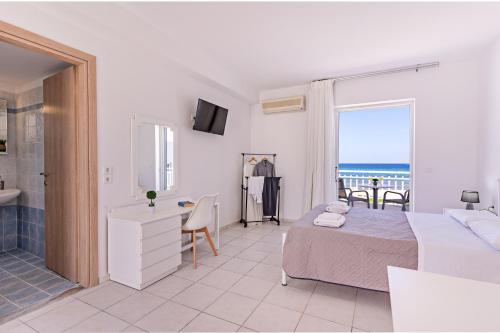Postel nebo postele na pokoji v ubytování Azure Seaside Apts