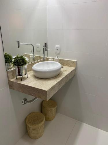 a bathroom with a white sink and a mirror at Meu cantinho na Serra- 5 Minutos de Itaipava in Petrópolis