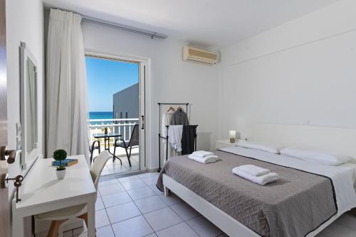 Postel nebo postele na pokoji v ubytování Azure Seaside Apts
