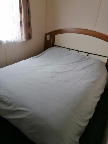En eller flere senge i et værelse på Yare Village, Breydon water holiday park