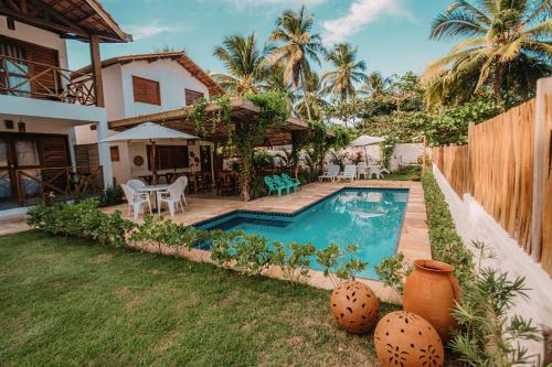 um quintal com uma piscina e uma casa em Pousada Villa Soleil icaraizinho em Icaraí