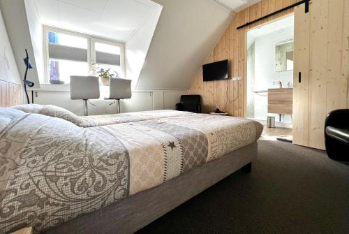 Spakenburg的住宿－B&B Hartje Spakenburg，一间卧室设有一张大床和一个窗户。