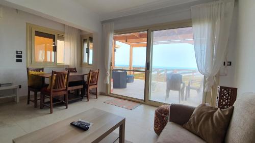 Ruang duduk di Breathtaking Luxury & Spacious FAMILY 2-Bed 1st Row Seaview at Stella SeaView Sokhna - Families Only