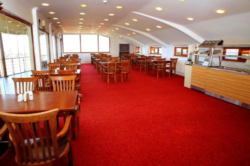 A restaurant or other place to eat at Miletus Otel Şile