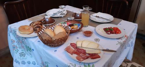 een tafel met daarop borden met eten bij B&B Villa Margherita in Lesa