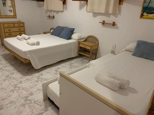 sypialnia z 2 łóżkami i ręcznikami w obiekcie Apartamento oportunidad en la playa w mieście Son Parc