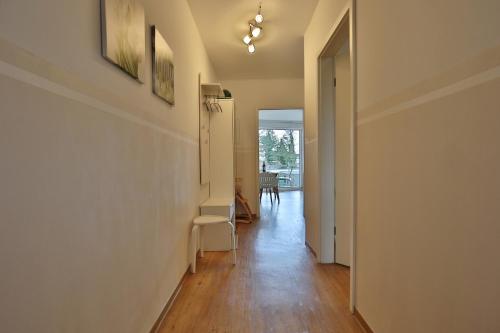 un corridoio con tavolo e sedie in una casa di Domizil am Meer Domizil am Meer Appartement 13 a Timmendorfer Strand