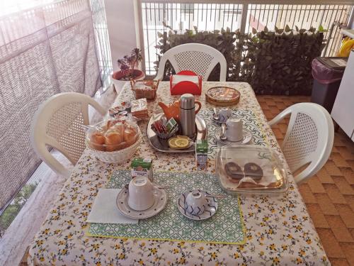 een tafel met een theeservies erop bij B&b Lecce House in Lecce