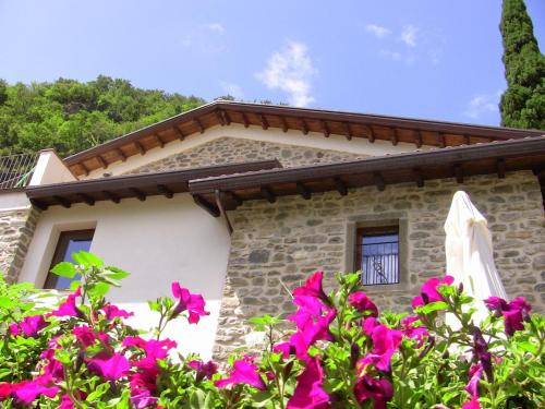 a house with pink flowers in front of it at Agriturismo di là dall'Acqua in Fivizzano