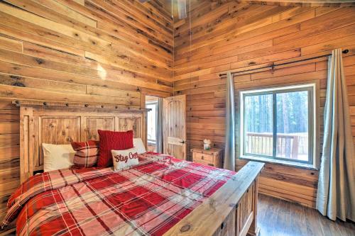Ένα ή περισσότερα κρεβάτια σε δωμάτιο στο Woodsy Mountain Cabin 2 Mi to Angel Fire Resort!