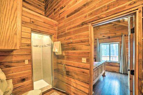 Ένα μπάνιο στο Woodsy Mountain Cabin 2 Mi to Angel Fire Resort!