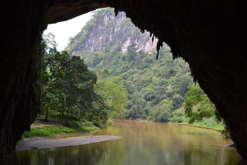 a view of a river from inside a cave at Ba Be Lake View Homestay in An Ma