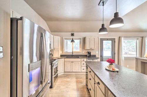Η κουζίνα ή μικρή κουζίνα στο Kalispell Main House Less Than 15 Mi to Flathead Lake