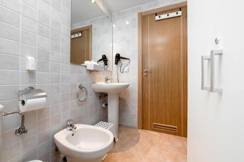 a bathroom with a toilet and a sink at Apartamento en Sabiñánigo con amplia y soleada terraza in Sabiñánigo