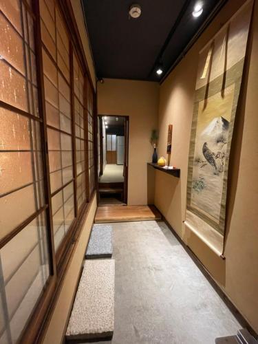 korytarzem z w obiekcie Machiya Kikunoya Hanare w mieście Nagoja