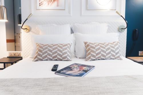 Oceania Hôtel d'Anjou Angersにあるベッド