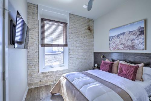 Ένα ή περισσότερα κρεβάτια σε δωμάτιο στο Sleek, Newly Updated Downtown San Marcos Apt!