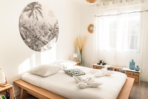 a bedroom with a bed with two bows on it at Frenchyhomes☆villapiscine☆8pers☆centrebassin in Biganos